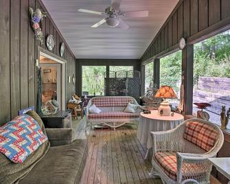 Serene Lodi Escape with Deck Boat, Hike and Sip! - Lodi - Living room