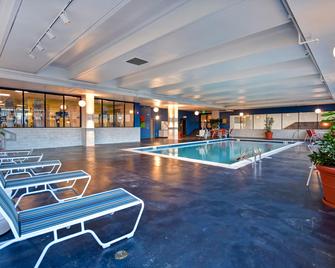 Holiday Inn Lancaster By IHG - לנקסטר - בריכה