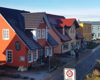 Vacation apartment near the Baltic Sea (800m) in Wustrow, quiet central location, free WLAN - Ostseebad Wustrow - Gebäude