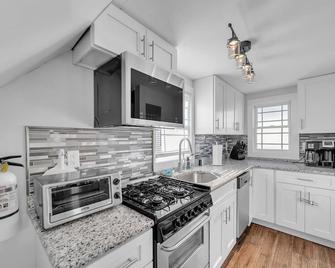 Charming 2-BR Home, 4 Blocks to the Boardwalk home - Seaside Heights - Kitchen