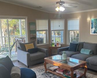 Waterfront seclusion on the Ozello islands - Crystal River - Living room