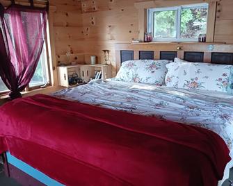 Floating Bunkie Glamping @ Big Crosby Lake - Westport - Habitación