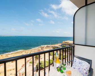 Islet Promenade Seafront Family Apartment with 2 balconies by Getawaysmalta - Saint Paul’s Bay - Balcone