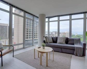 Wonderful 2BR Apartment at Crystal City - Arlington - Oturma odası