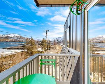 Remodeled & updated condo w/ WiFi, lake & mountain views - close to the marina - Chelan - Balcón