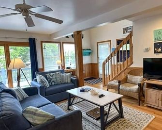 Crows Nest: Dog friendly home, wonderful decking, screened porch. - Ocracoke - Sala de estar