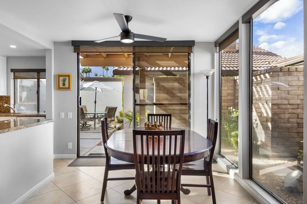 Single story Canyon Sands condo in South PS w/ Tennis Courts - Canyon Sands Bea - Palm Springs - Comedor
