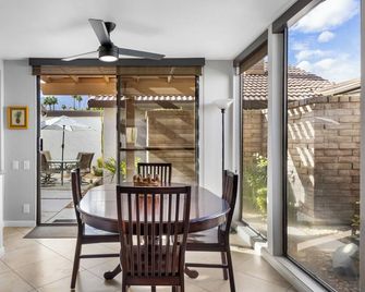 Single story Canyon Sands condo in South PS w/ Tennis Courts - Canyon Sands Bea - Palm Springs - Comedor
