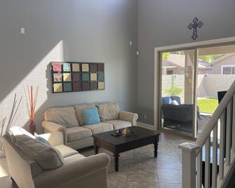 Charming 5 Br Peoria Home With Pool - Peoria - Living room