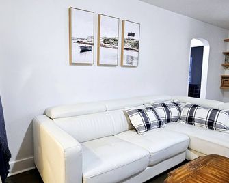 Bright and cozy riverfront home in the heart of Canada's Prettiest Little Town! - Paris - Living room