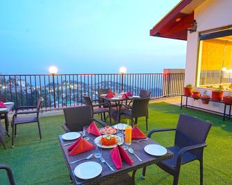 Hotel Shiva Sanctuary By Dls Hotels, Mcleod Ganj - Dharamshala - Balcón