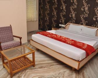 Hotel Saravana Grand - Valparai - Bedroom
