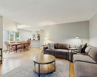 Comfortable condo w/ two fireplaces, balcony, pool, tennis, close to recreation - Hartford - Sala de estar