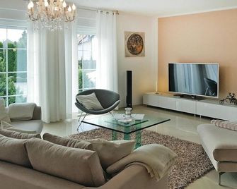 Large, comfortable holiday villa, private garden - Grzybowo - Wohnzimmer
