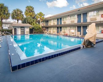 موتيل 6 أورلاندو - كيسمي ماين جيت إيست - كيسيمي - حوض السباحة