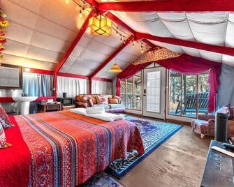 Bohemian Cabin: Hot-tub, Serene Retreat, Pet-Friendly, 10-Mins to Downtown! - Fredericksburg - Bedroom