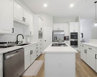 6 Br Modern Home 15 Min to Att Stadium Sleeps 12 - Mansfield - Кухня