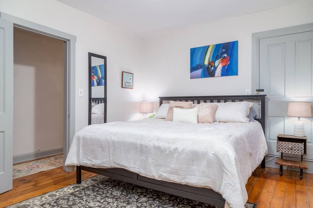 Lovely 2 BR apt, free parking, downtown Lewisburg - Lewisburg - Bedroom