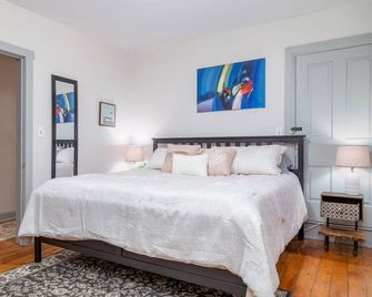Lovely 2 BR apt, free parking, downtown Lewisburg - Lewisburg - Bedroom