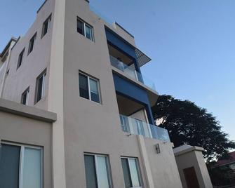 Charming 1-bedroom apartment in welcoming Tortola with WiFi, AC - Road Town - Building