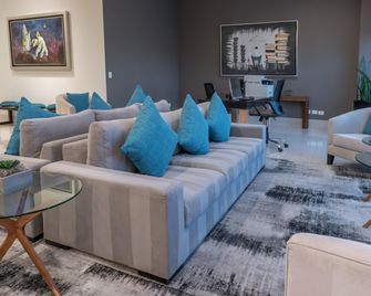 Holiday Inn Express & Suites Silao Aeropuerto - Terminal by IHG - Silao - Sala de estar