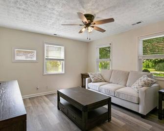 Charming 2-bedroom house in delightful Newport News with WiFi, AC Near Hospitals - Newport News - Living room