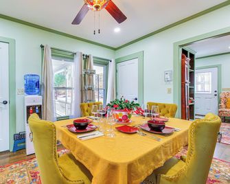 18 Mi to Skiing: Colorful Home in Springfield! - Springfield - Comedor