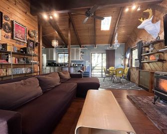 Unique private Forest mountain Getaway - Pine Mountain Club - Living room