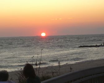 Beach House One Short Block From The Beach - Cape May Point - Beach