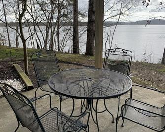 Lakefront guest house on Neely Henry Lake with swim/boat dock Canoe Creek area - Ashville - Patio