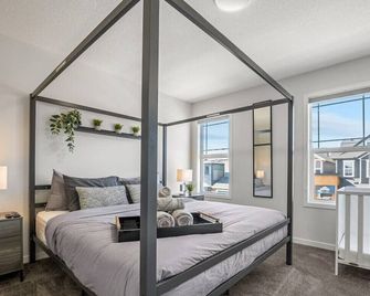 Executive Single Detached House with AC King Bed and More - Balzac