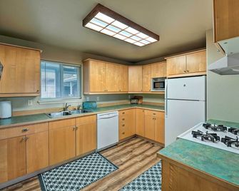 Central Apt Private Fireplace and Patio Access - Anacortes - Kitchen