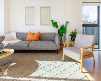 Warm Family Comfort in the City with Garage Parking - כרייסטצ'רץ' - סלון