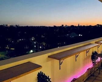 Spacious One Bedroom Apt- With Large Balcony - Rockdale - Balcón