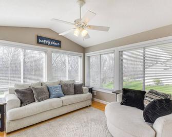 Rock Island Home with Private Yard and Fire Pit Table! - Rock Island - Living room