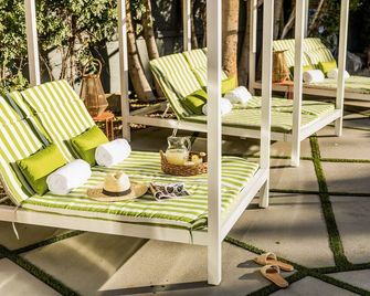 The Wesley by AvantStay | Communal Pool + Hot Tub + Kitchenette | Walk to Dining - Palm Springs - Innenhof