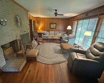 Nashville Elegance Enjoy Southern Comfort in Style - Nashville - Living room