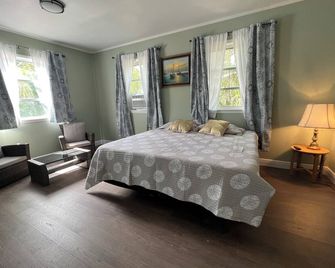 Lucy’s Beach Hideaway, 2 block to restaurants & waterfront - Carrabelle - Habitación