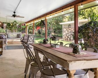 Das Crow Haus | 3/2 | Pet Friendly | Fire-pit + Grill + Hot Tub - Fredericksburg - Innenhof
