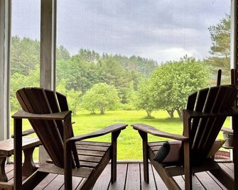 Farmhouse; 2 Miles to Stratton Mtn.; 4 bedrooms, 3 bathrooms; Winter Season opt - Jamaica - Balcón
