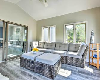 Pet-Friendly Maple Grove Gem w/ Private Yard! - Maple Grove - Living room