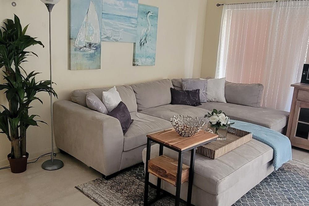 One Bedroom Gated community, close to Beach, City Place, stores ,restaurants. - ווסט פאלם ביץ' - סלון