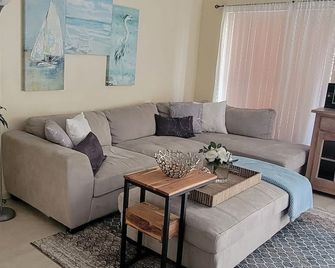 One Bedroom Gated community, close to Beach, City Place, stores ,restaurants. - West Palm Beach - Sala de estar