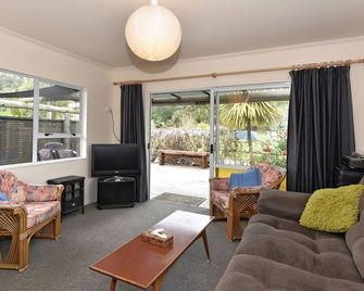 Blue Lagoon - Kaiteriteri Holiday Unit - كايتريتري - غرفة معيشة
