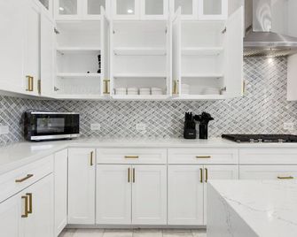 Luxury Oak Lawn Home | Game Room, Parking, Balcony - Dallas - Cozinha