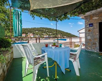 Studio apartment Zirje with sea view - Žirje - Balcón