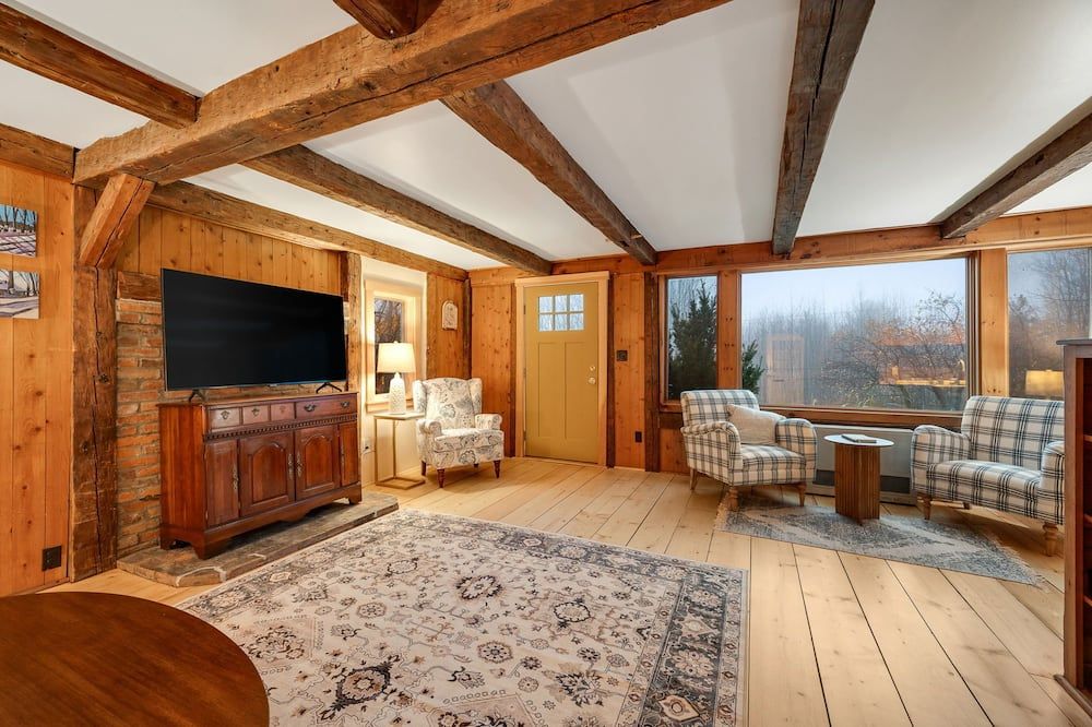 Cozy Central Vermont Cabin- close to skiing, Montpelier, Norwich, hiking, biking - Barre - Wohnzimmer