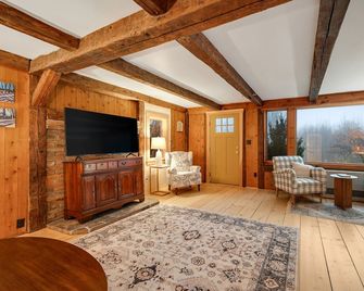 Cozy Central Vermont Cabin- close to skiing, Montpelier, Norwich, hiking, biking - Barre - Wohnzimmer