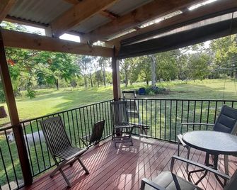 Bundaberg PETS A/C Small Rustic Cabin 1 bed kitchenette fridge bathroom BBQ deck - Coonarr - Balcony