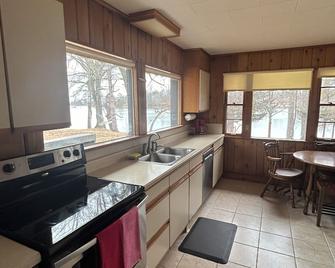 Cozy up around the toasty fire pit! Heartland trail, ice fishing and memories! - Park Rapids - Kitchen